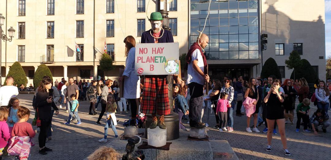 Performance contra el cambio climático en la plaza del Ayuntamiento