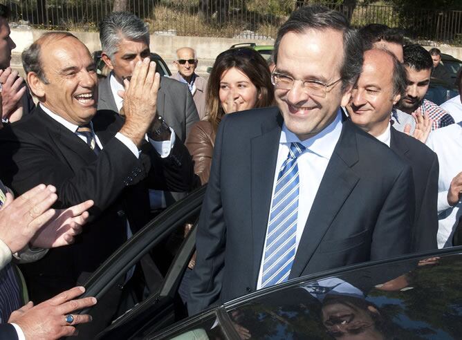 El líder de la conservadora Nueva Democracia (ND) y favorito en las encuestas, Antonis Samarás, tras ejercer su derecho al voto en Pylos (Grecia).