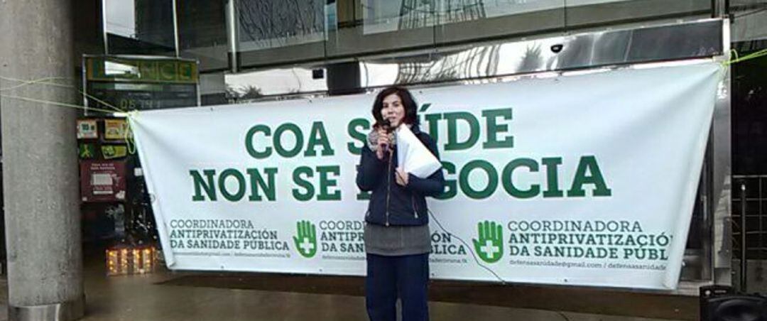 Un grupo de integrantes de la Marea Blanca se han concentrado este domingo a media mañana en el Obelisco de A Coruña