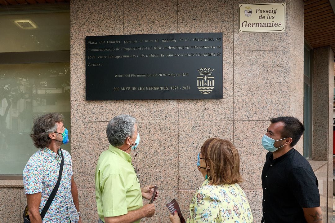 Ordiñana, Alonso, Gil y González ante la placa conmemorativa de la Batalla de Gandia