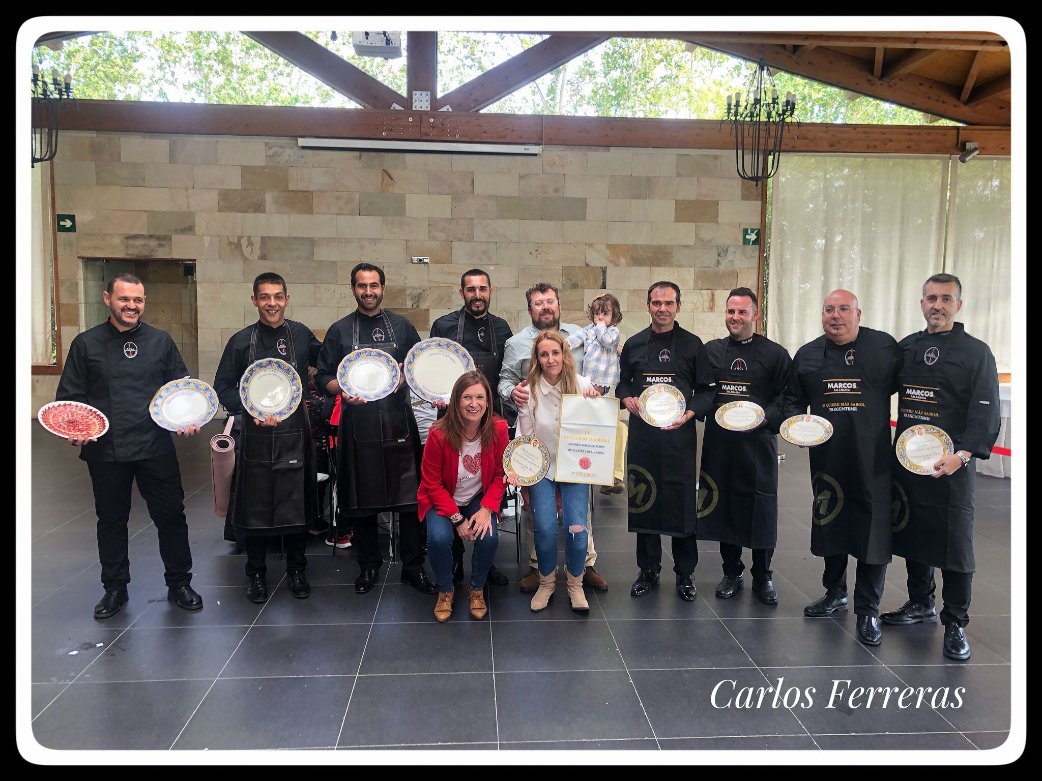 Iván Gómez junto a la concejal María Jesús Pérez en la clausura del IV Concurso de Cortadores de Jamón