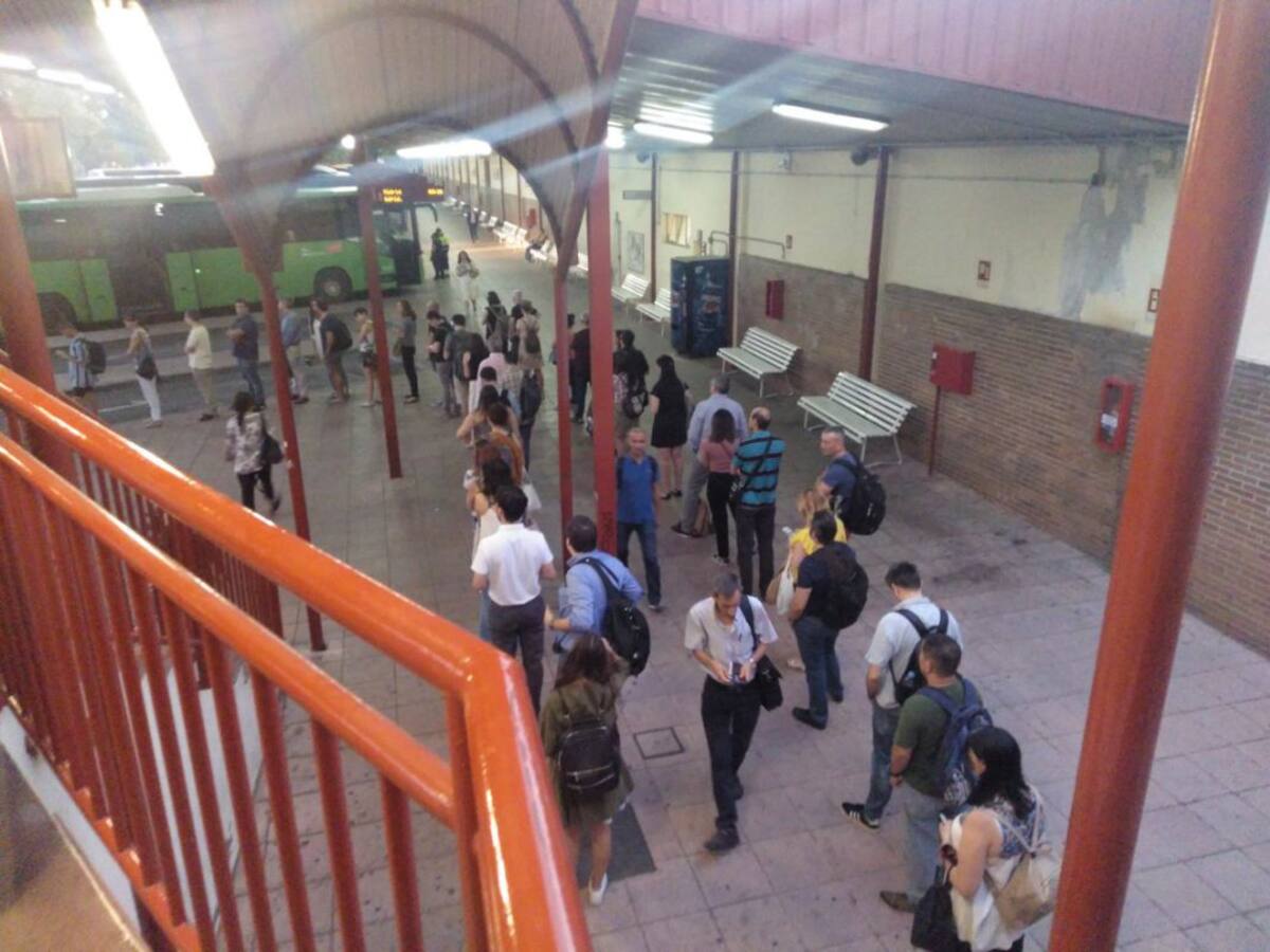 Las colas y los enfados vuelven a la estación de autobuses por los recortes veraniegos de ALSA
