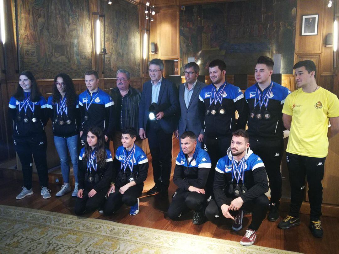 El presidente Martínez Majo, junto a los medallistas leoneses