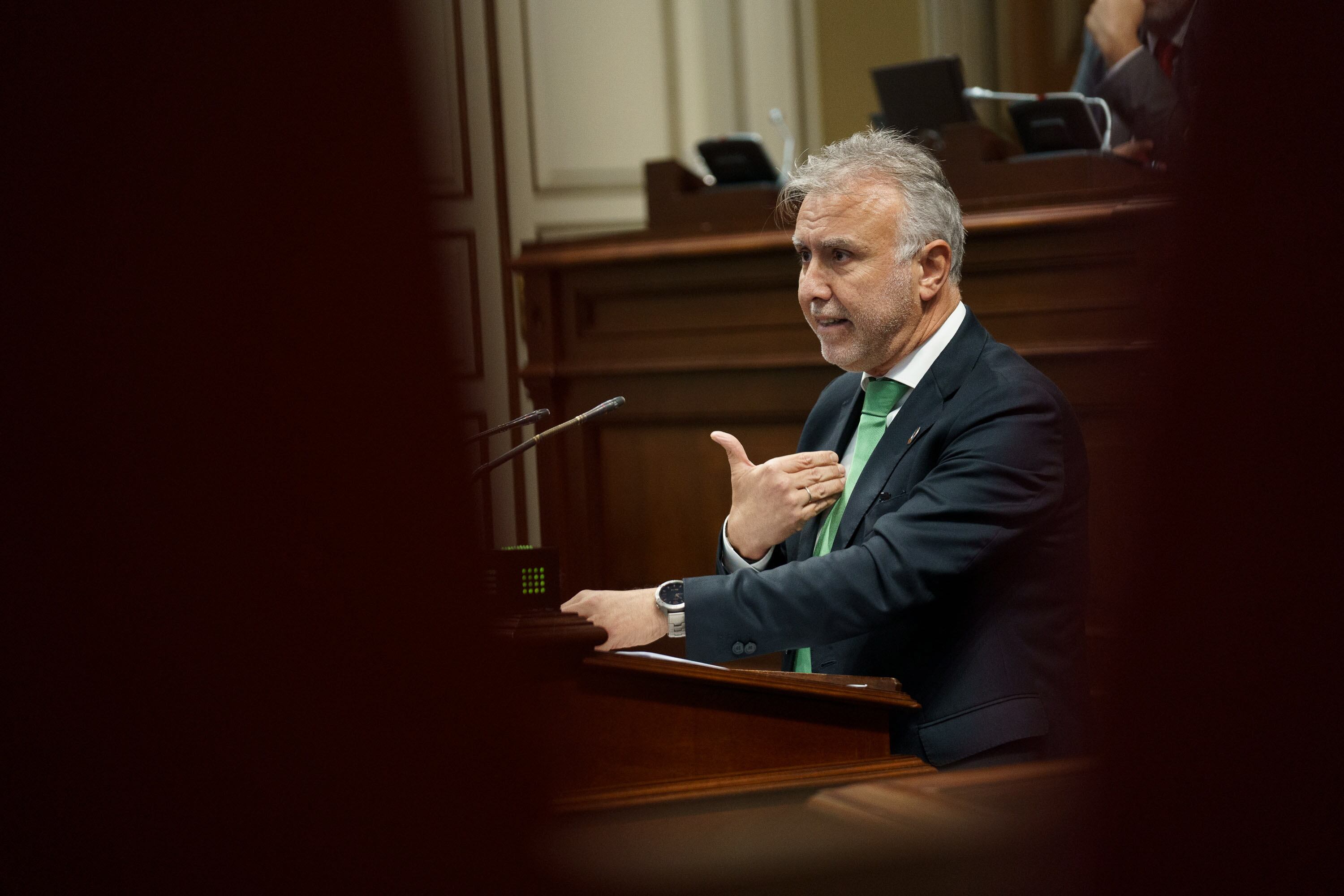 GRAFCAN7328. SANTA CRUZ DE TENERIFE (ESPAÑA), 14/03/2023.- El presidente de Canarias, Ángel Víctor Torres (PSOE), interviene en el pleno extraordinario del Parlamento de la comunidad autónoma dedicado de forma monográfica a la trama de presunta corrupción conocida como &quot;caso Mediador&quot;. EFE/Ramón de la Rocha
