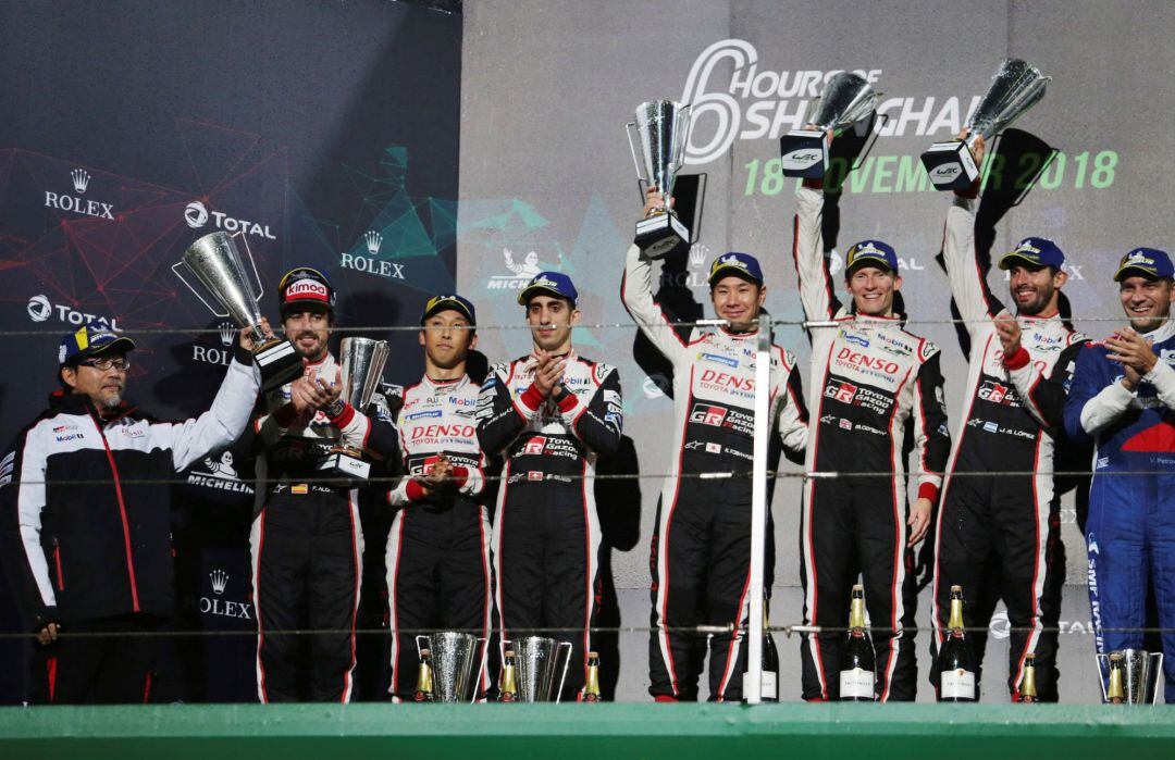 Fernando Alonso, junto a Kazuki Nakajima y Sebastien Buemi, segundos, y Kamui Kobayashi, Mike Conway y Jose Maria Lopez, vencedores.