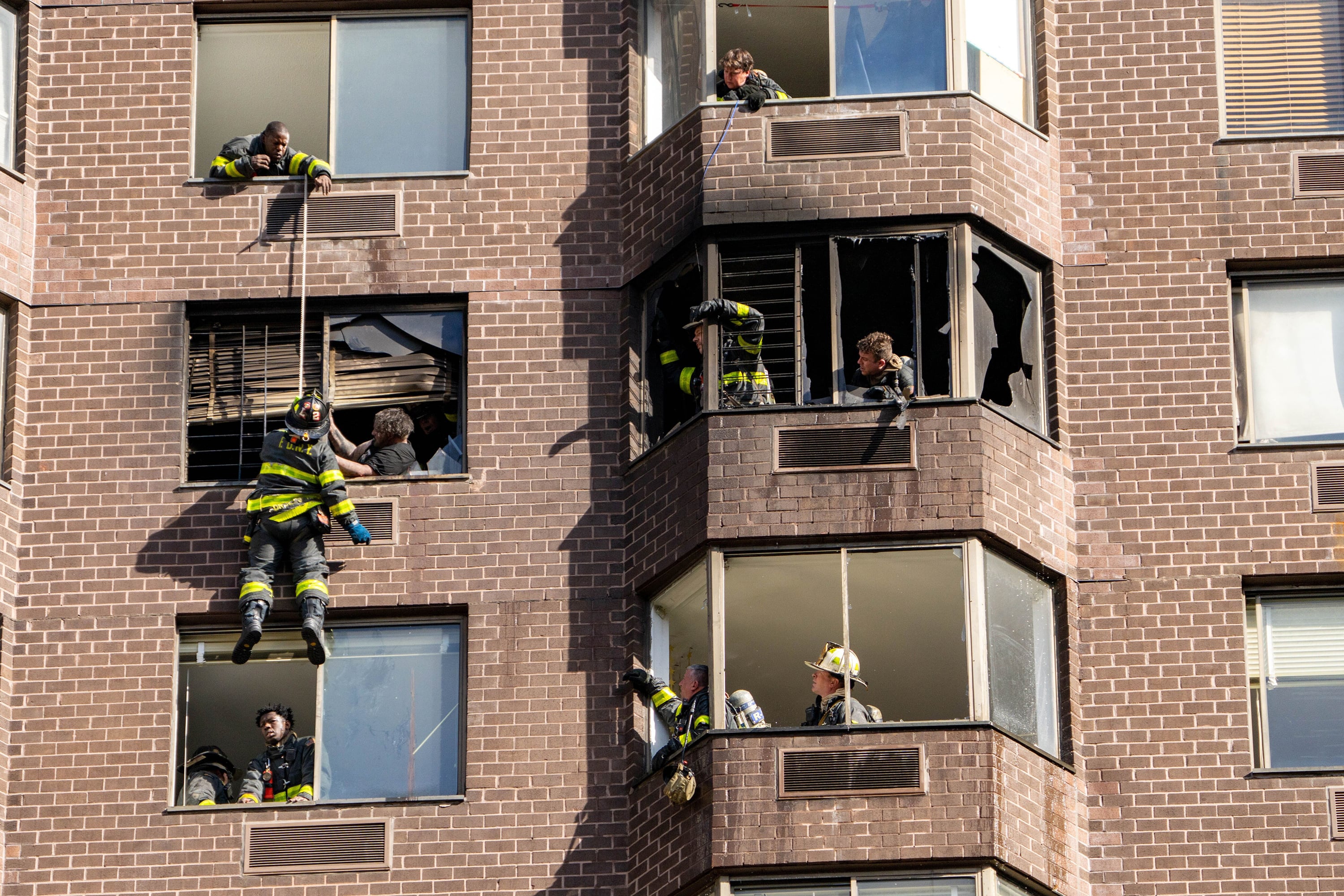 Bomberos ejecutan un rescate con cuerda al producirse un incendio en un rascacielos en Manhattan, Nueva York, el pasado sábado. (Theodore Parisienne/New York Daily News/Tribune News Service via Getty Images)