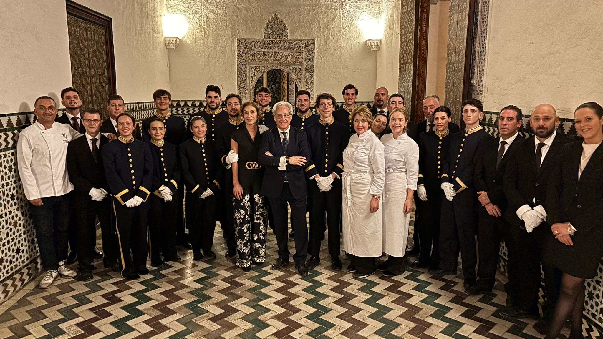 La familia Robles con todo el equipo que atendió la cena que los Reyes de España dieron con motivo de la Cumbre de la ONU en el Alcázar de Sevilla