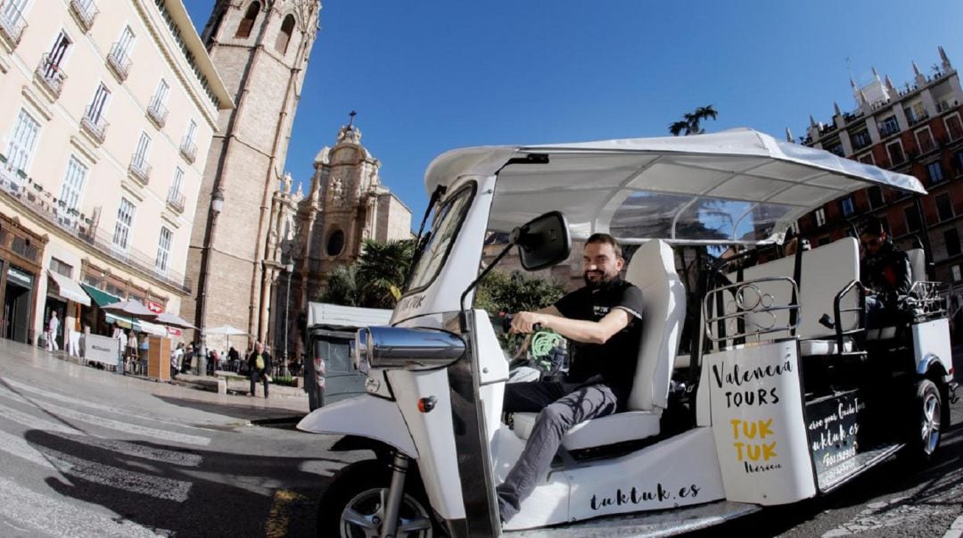 La moda de los tuk tuk llega a València para desesperación de los taxistas