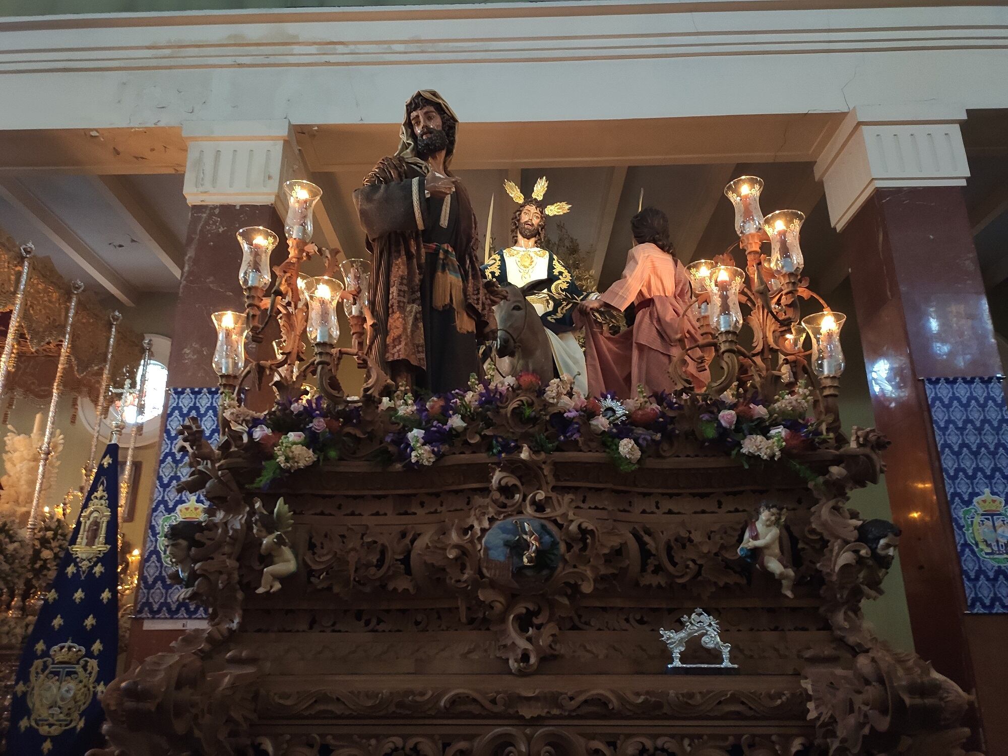 Misterio de la Borriquilla de Jaén en su templo, a la espera de la salida procesional