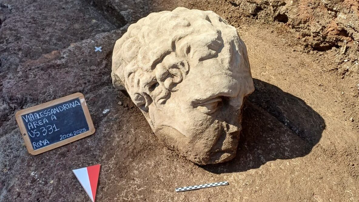 La cabeza fue hallada en la Vía Alessandrina, bajo la plaza del Foro de Trajano, uno de los espacios más emblemáticos del legado romano. Roberto Gualtieri.