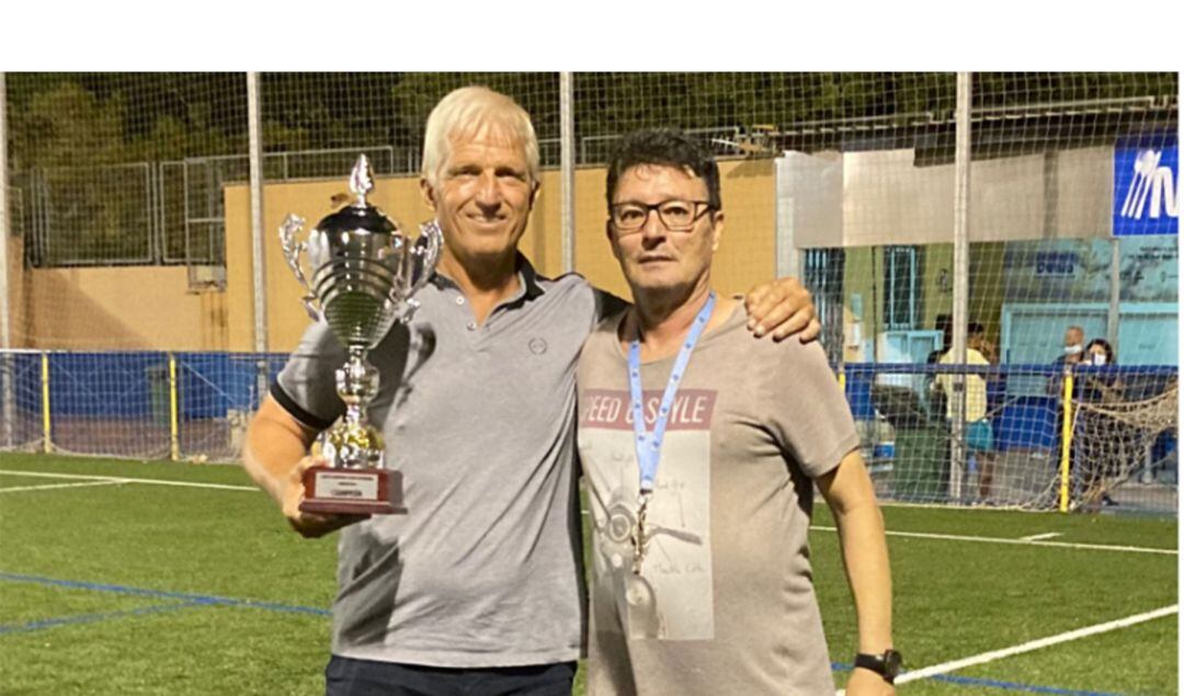 Waernes, de Kamarka Dénia, con el trofeo de campeón.