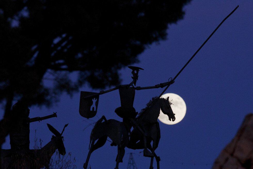 La escultura de Don Quijote De La Mancha en Munera a trasluz de la luna