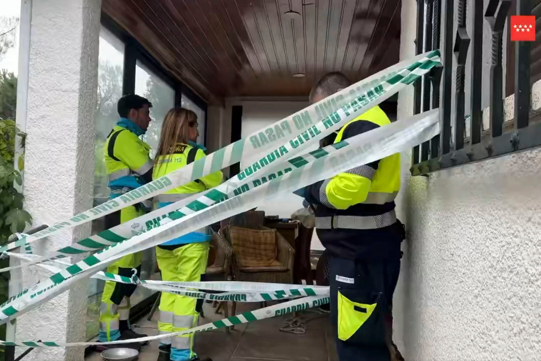 Un equipo médico del Summa 112 ha encontrado a un varón y a una mujer, ambos de 60 años, fallecidos con signos visibles de violencia en un chalet situado en la calle de la Jara de la localidad madrileña de Alpedrete. 
