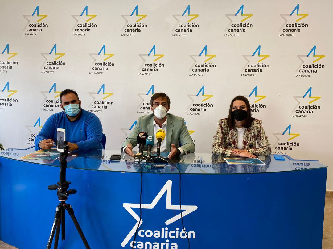 Los consejeros de CC-PNC en el Cabildo de Lanzarote, Samuel Martín, Pedro San Ginés y Migdalia Machín (de izquierda a derecha).