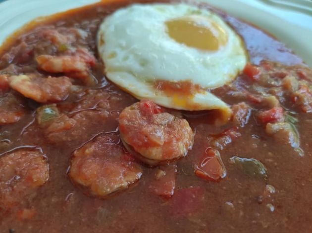 Langostinos con tomates frito de la Rosario con huevo frito