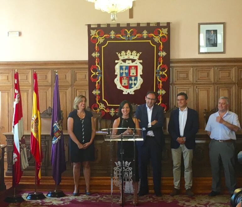 Imagen del homenaje a Sara Bayón en el Ayuntamiento de la capital