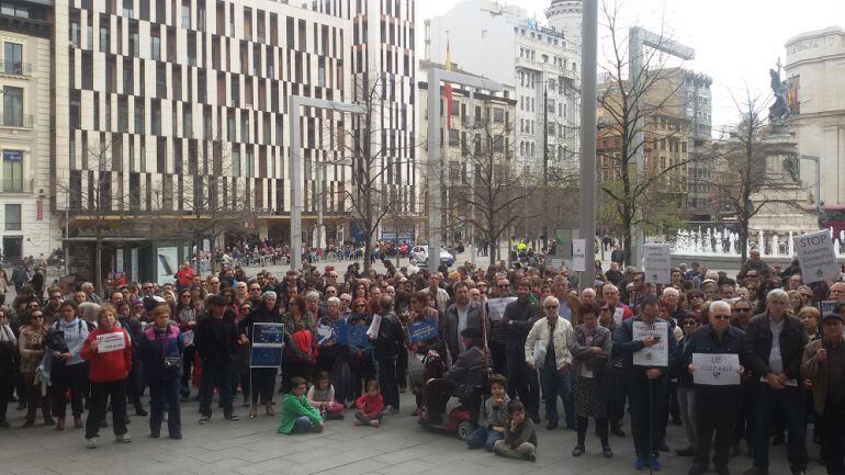 En la concentración han participado alrededor de 200 personas, Convocada por Unidad Popular, se han sumado otras organizaciones y vecinos de Zaragoza