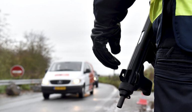 Un policía francés, en una de las fronteras del país