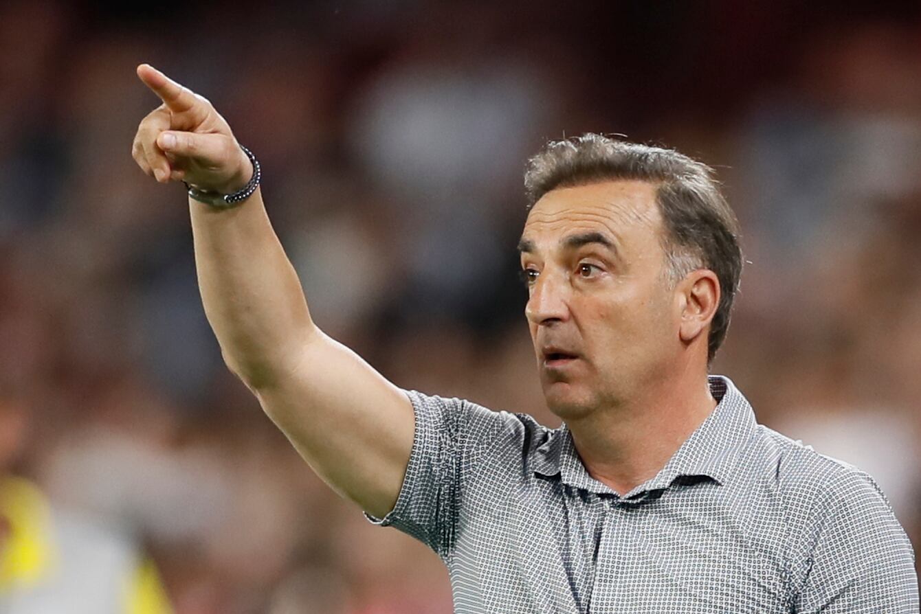 SEVILLA, 07/04/2023.- El entrenador del Celta, Carlos Carvalhal, durante el partido de Liga en Primera División que Sevilla FC y Celta de Vigo disputan este viernes en el estadio Ramón Sánchez-Pizjuán. EFE/José Manuel Vidal
