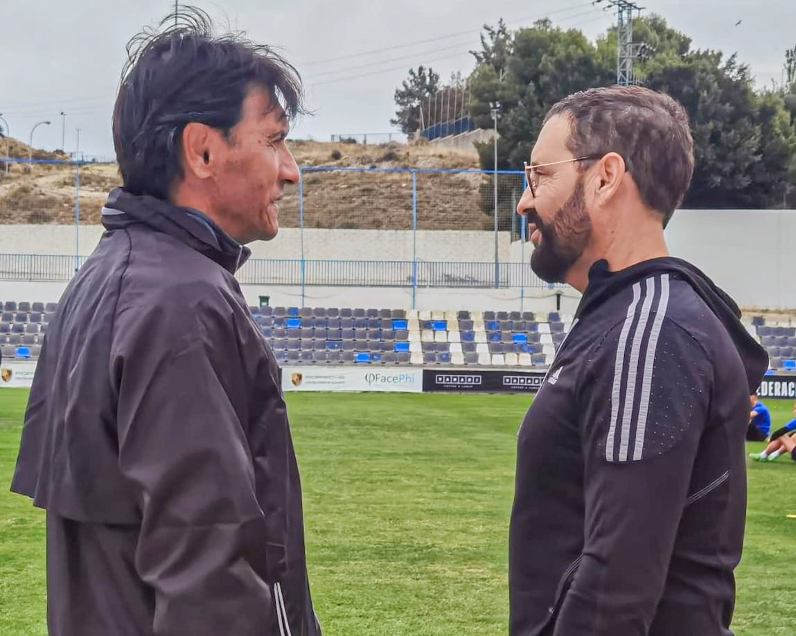 El alicantino Pepe Bordalás conversa con el técnico del Intercity, Gustavo Siviero, este viernes en el Antonio Solana