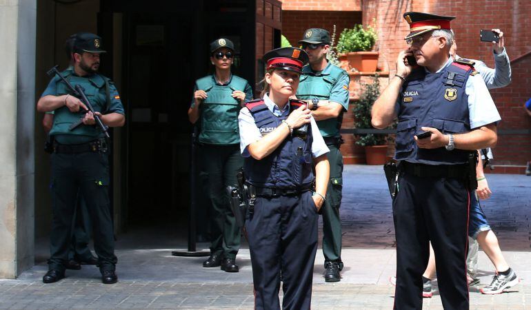 Mossos d&#039;Esquadra durante una operación policial.