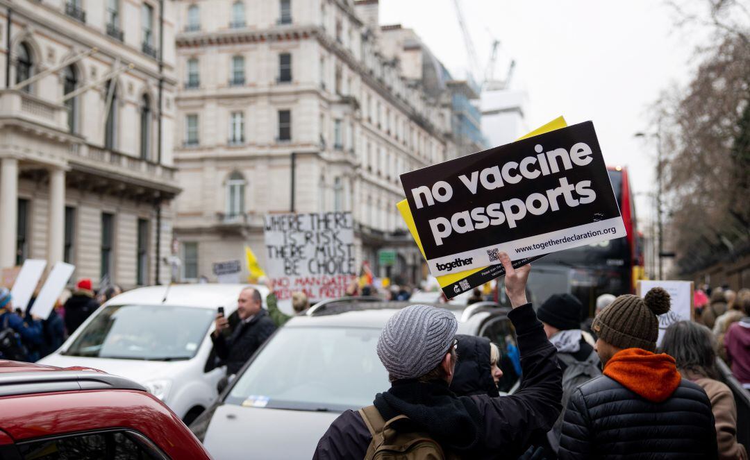 Protesta contra el pasaporte COVID en Londres.