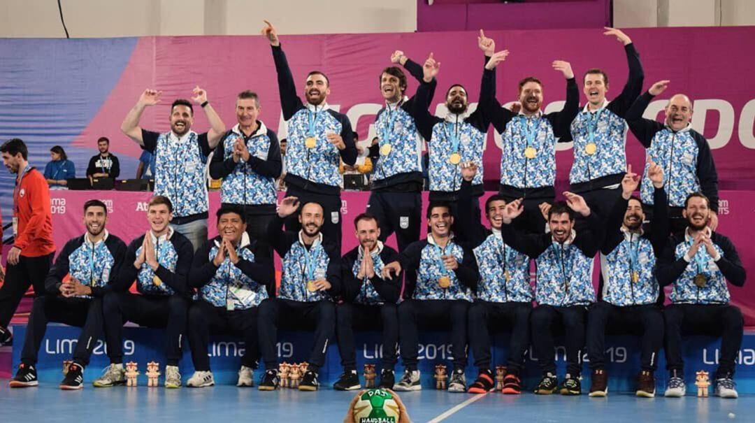 Manolo Cadenas y los internacionales argentinos celebran la medalla de oro