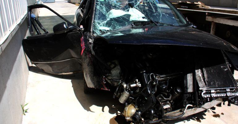 Imatge del cotxe sinistrat que conduïa la mare de les dues bessones d'onze mesos que han mort arrel de l'accident que van patir dimarts al vespre a la L-310 als Plans de Sió.