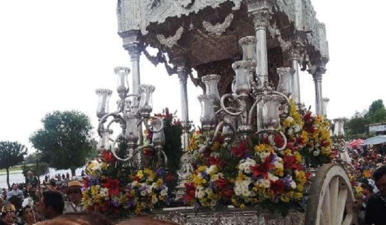 Imagen de archivo de la carreta de la Hermandad de Écija en su llegada al Rocío