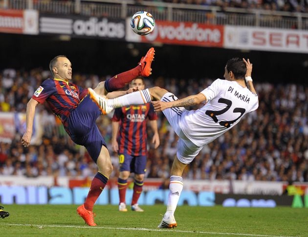 Iniesta lucha con Di María por una pelota