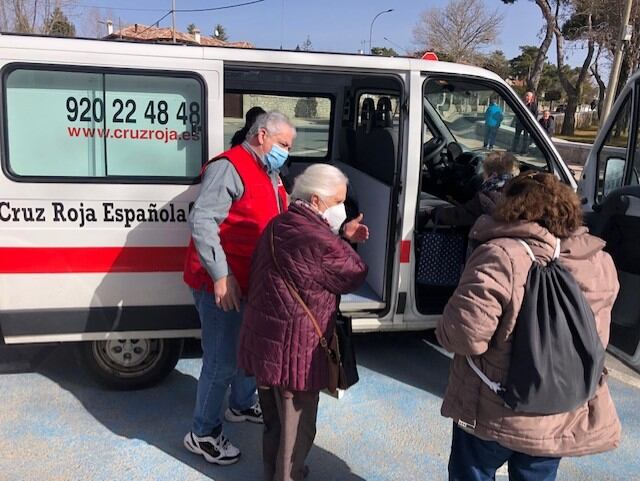 Voluntarios colaborando en el traslado de personas mayores