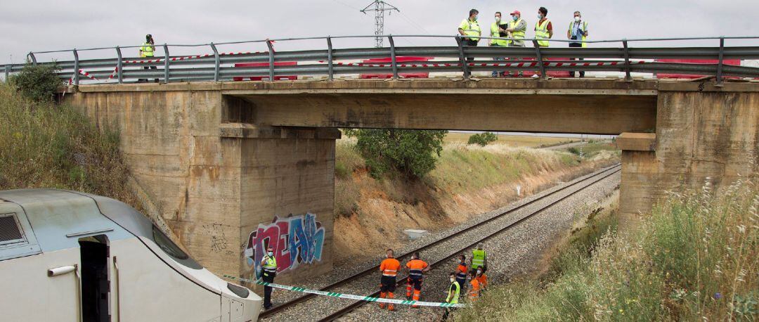 Vista del puente desde donde se precipitó un vehículo que provocó  el descarrilamento de un tren Alvia en La Hiniesta, Zamora. 