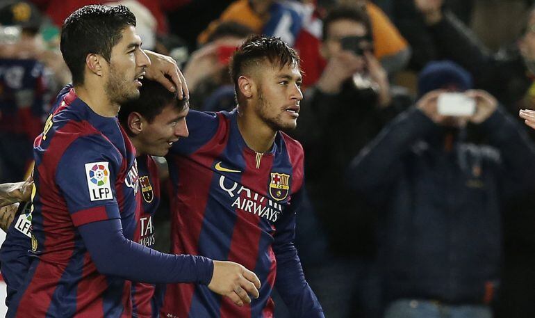 Neymar, Luis Suárez y Messi celebran un gol del argentino