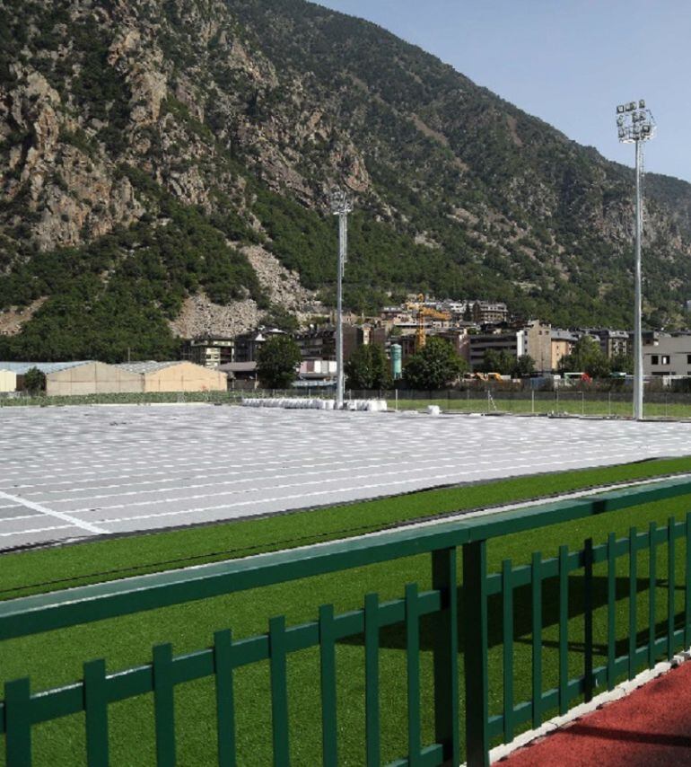 Treballs d'adecuació de la gespa dels nous camps de futbol de la Borda Mateu, el passat estiu.
