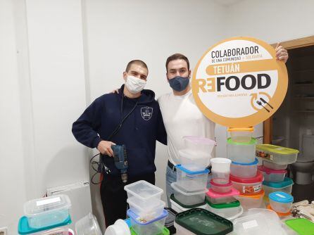 Voluntarios en el local del barrio de Tetuán