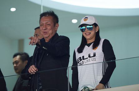 Peter Lim y su esposa, en Mestalla.