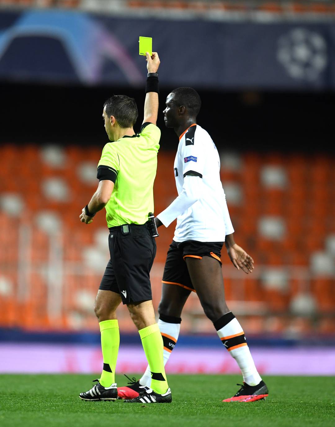 Mouctar Diakhaby, amonestado durante el partido disputado por Valencia CF y Atalanta el pasado 10 de marzo. 