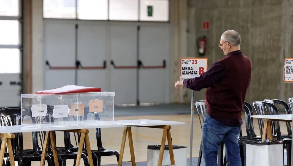 Una mesa electoral de un colegio de Vitoria