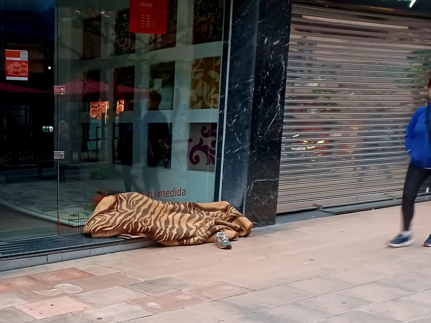 Persona sin hogar durmiendo en una calle de Bilbao. Radio Bilbao - Cadena SER