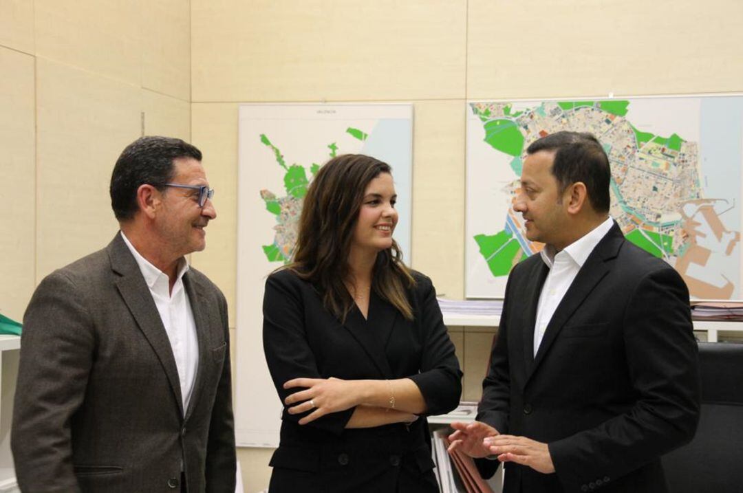 El presidente del Valencia CF, Anil Murthy, acompañado por el consejero Jose Luis Zaragosí, y la vicealcaldesa de València, Sandra Gómez