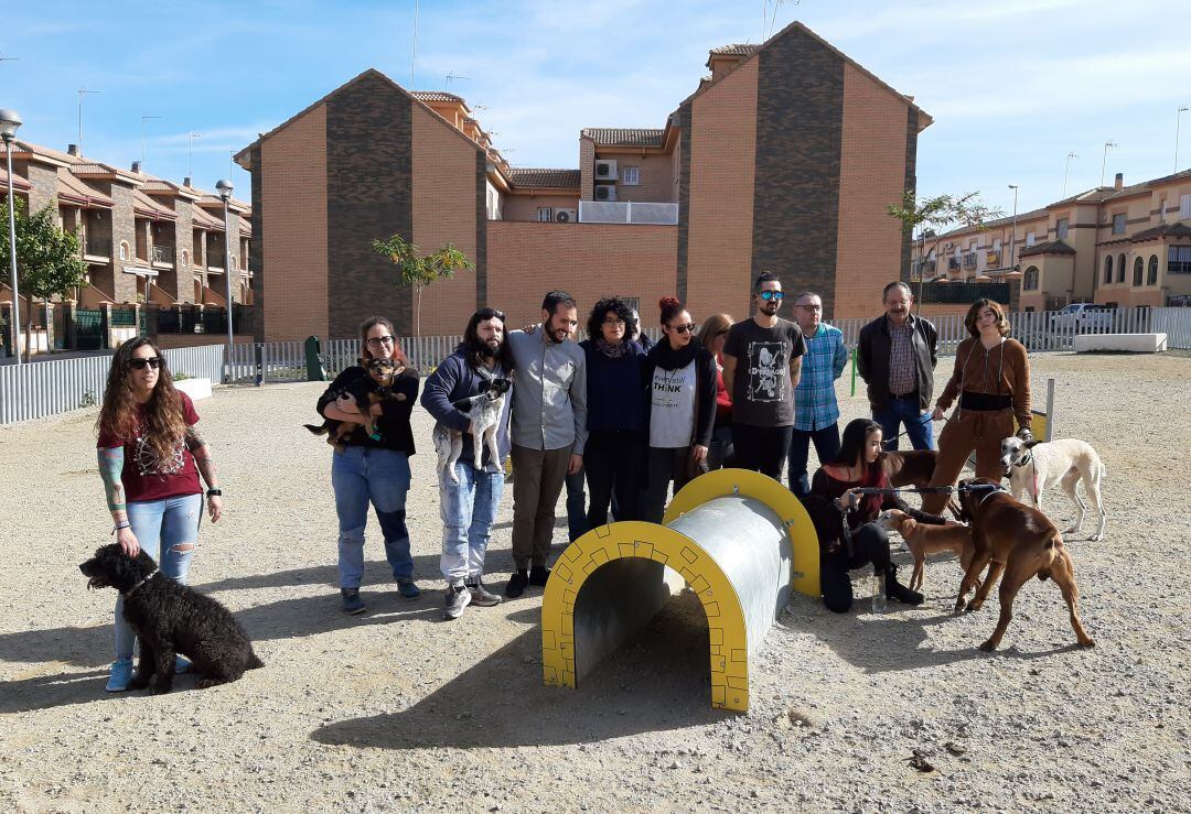 Afectados por envenenamiento de sus mascotas, animalistas y miembros de IU en el &quot;Pipi Can&quot; de la calle Úbeda