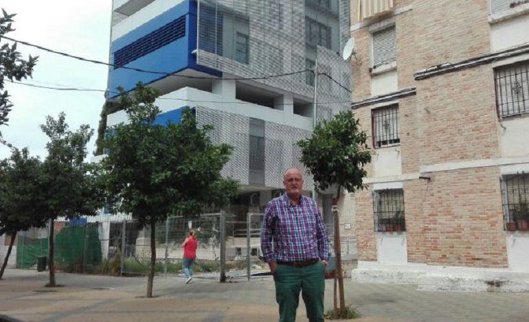 Antonio de la Rosa con el edificio de la Normal al fondo