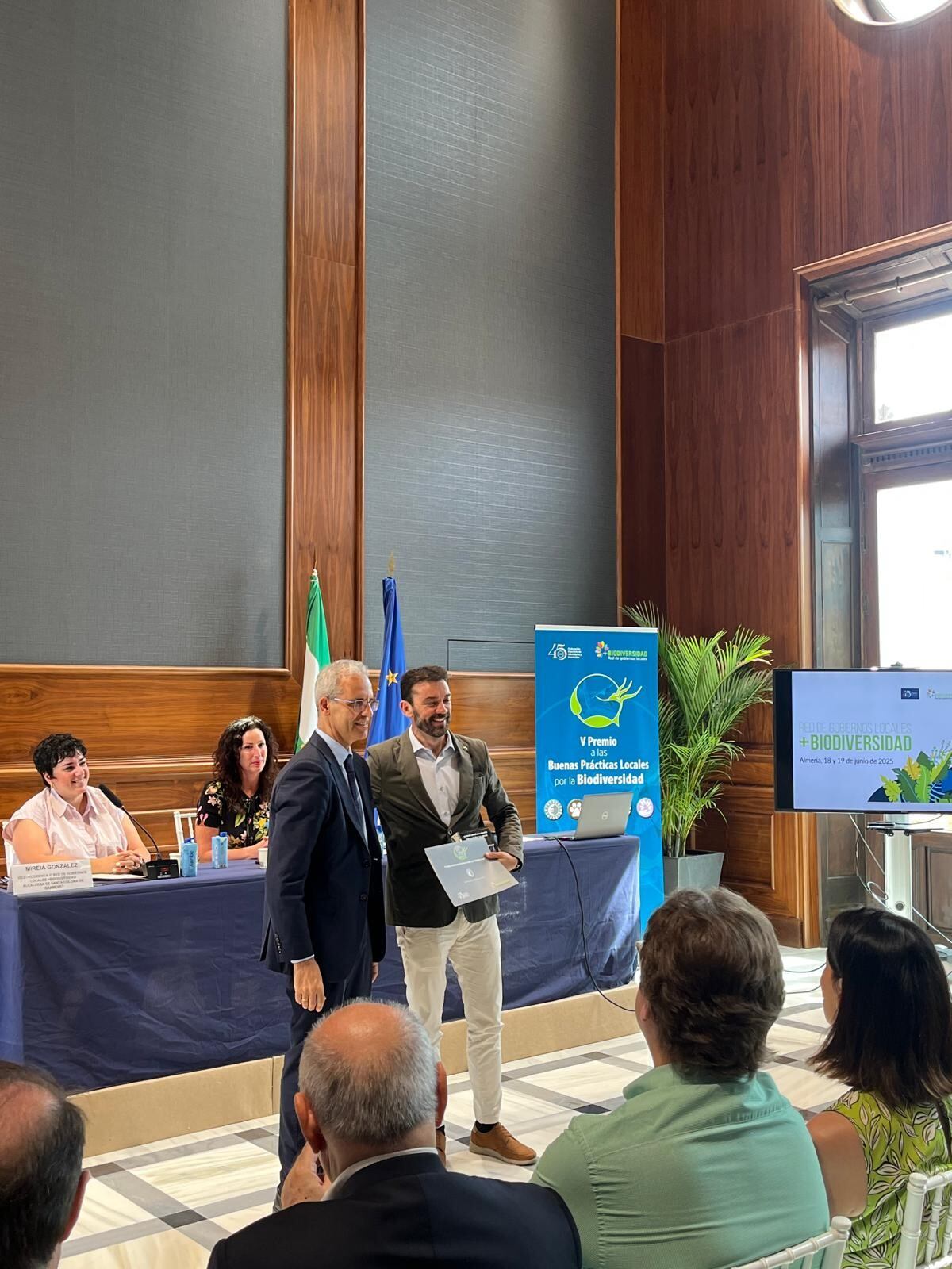 El alcalde de Aínsa, Enrique Pueyo, recogiendo el premio