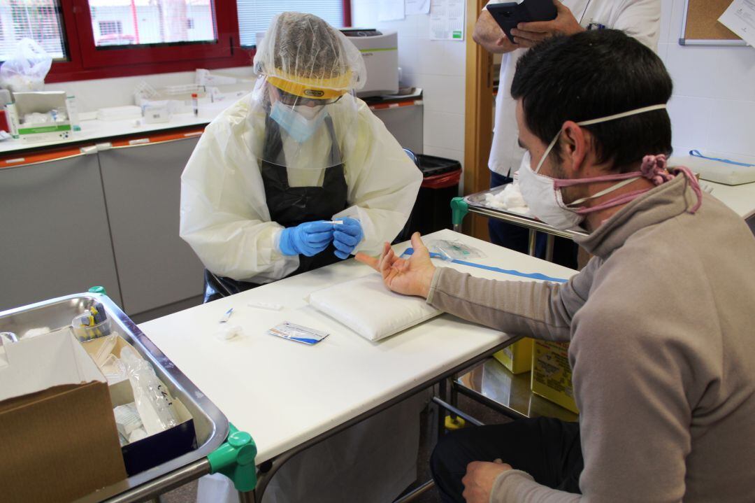 Practicando un test de COVID en Azuqueca