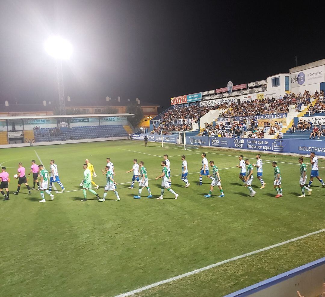 Salida de ambos equipos junto al trío arbitral en El Collao, antes del inicio del encuentro.