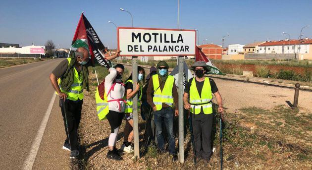 Parada de la marcha a su paso por Motilla del Palancar.