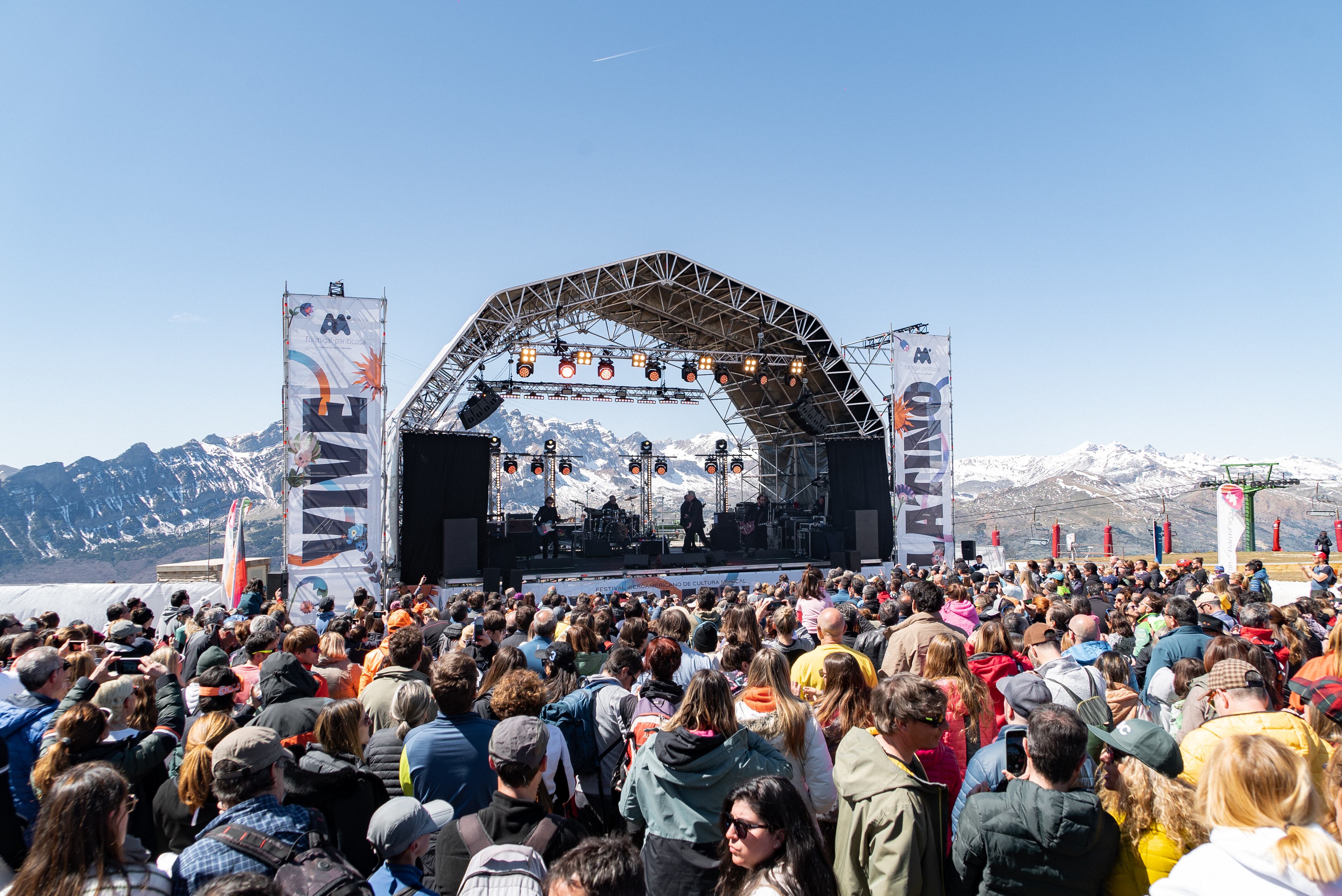 La I Edición Vive Latino Snow Weekend tuvo a Loquillo sobre el escenario de Panticosa