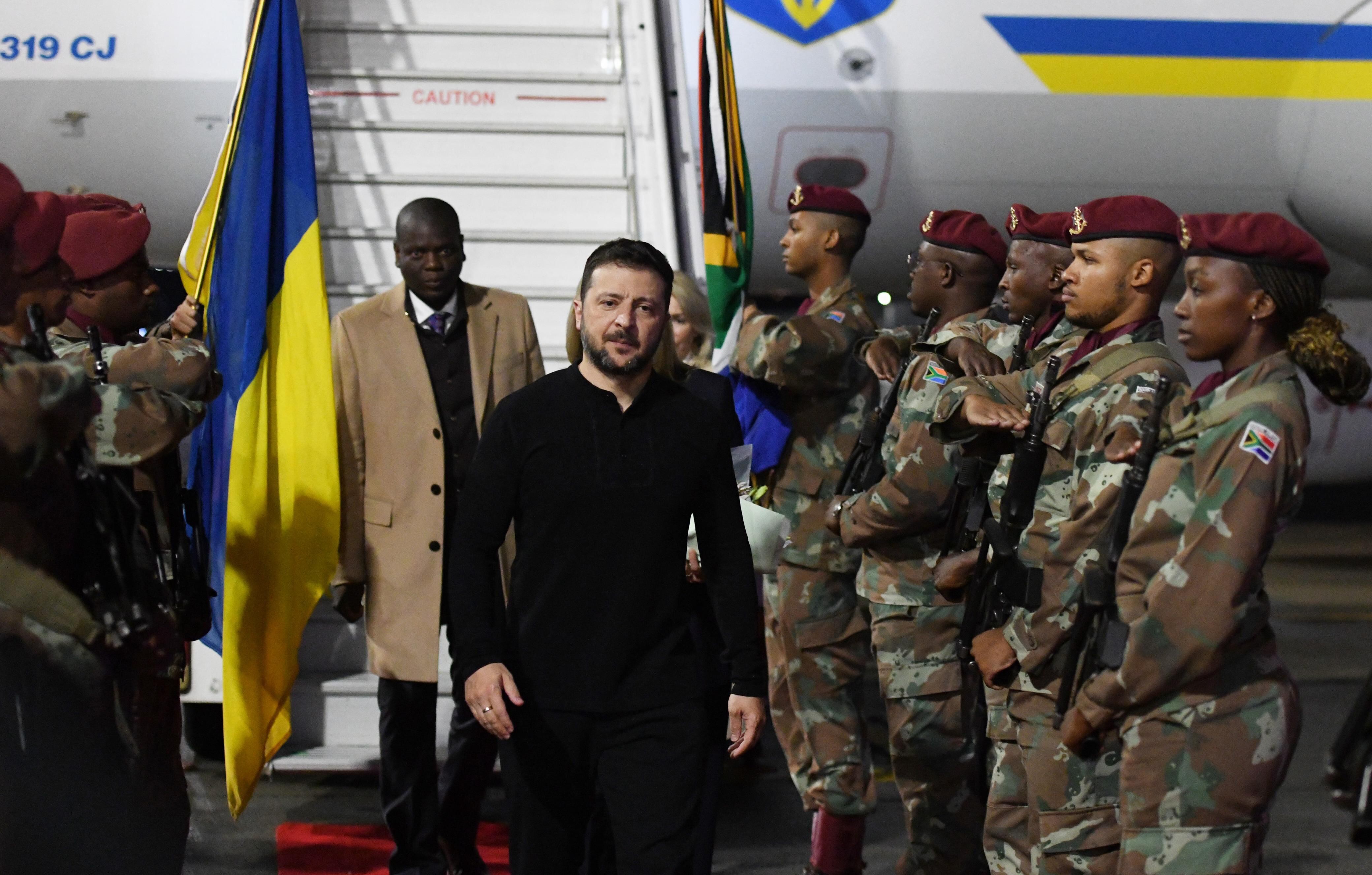 El presidente ucraniano, Volodimir Zelenski, a su llegada a Sudáfrica donde se encuentra de viaje oficial