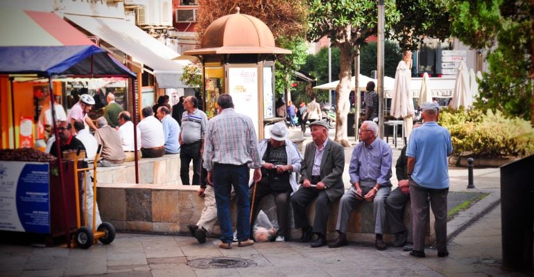 Personas mayores en una plaza de Jaén.