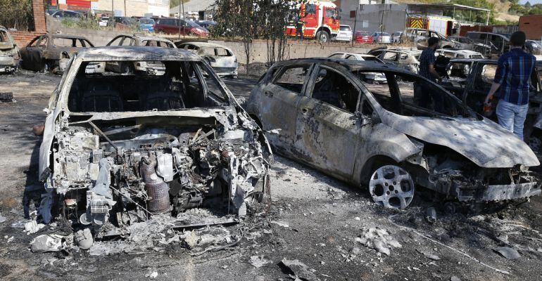 Un total de 32 vehículos estacionados en un aparcamiento de larga estancia situado en un polígono de Paracuellos de Jarama cercano al aeropuerto de Adolfo Suárez Madrid-Barajas han quedado hoy completamente destruidos como consecuencia de un incendio.